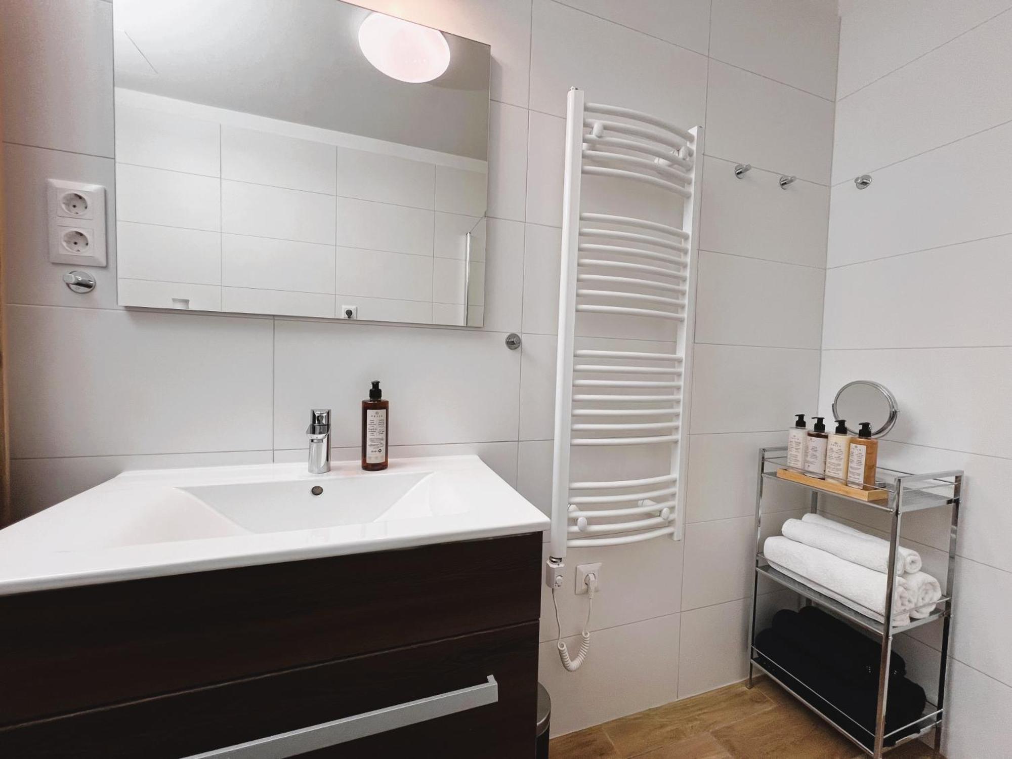 Luxe Central Studio With Pool, Parking & Ac 부다페스트 외부 사진