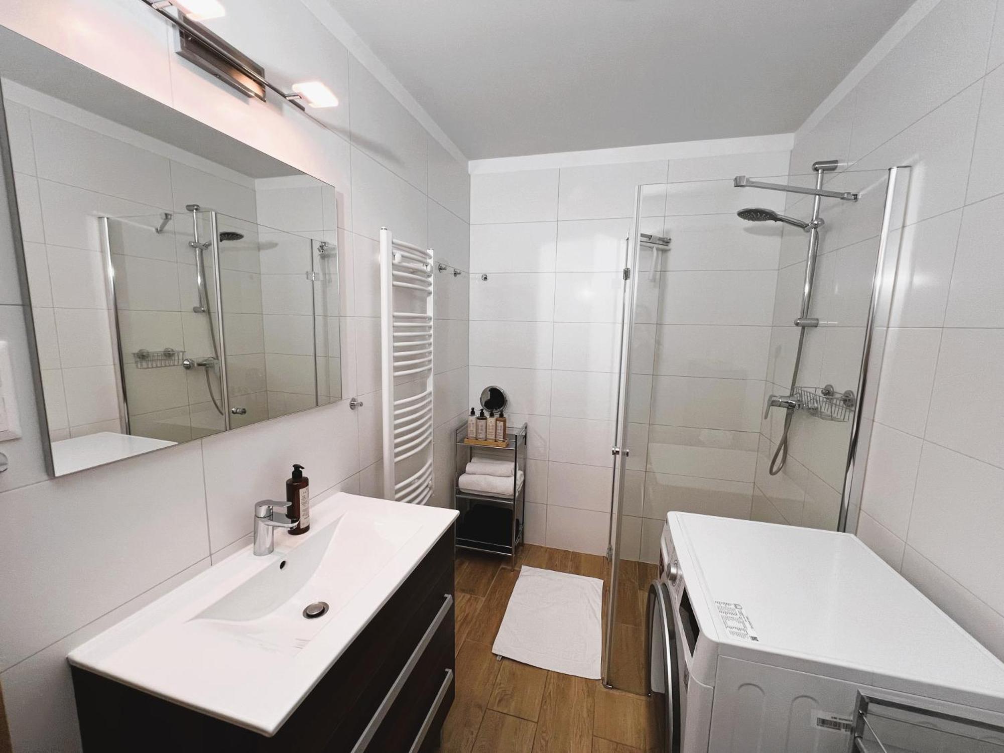 Luxe Central Studio With Pool, Parking & Ac 부다페스트 외부 사진