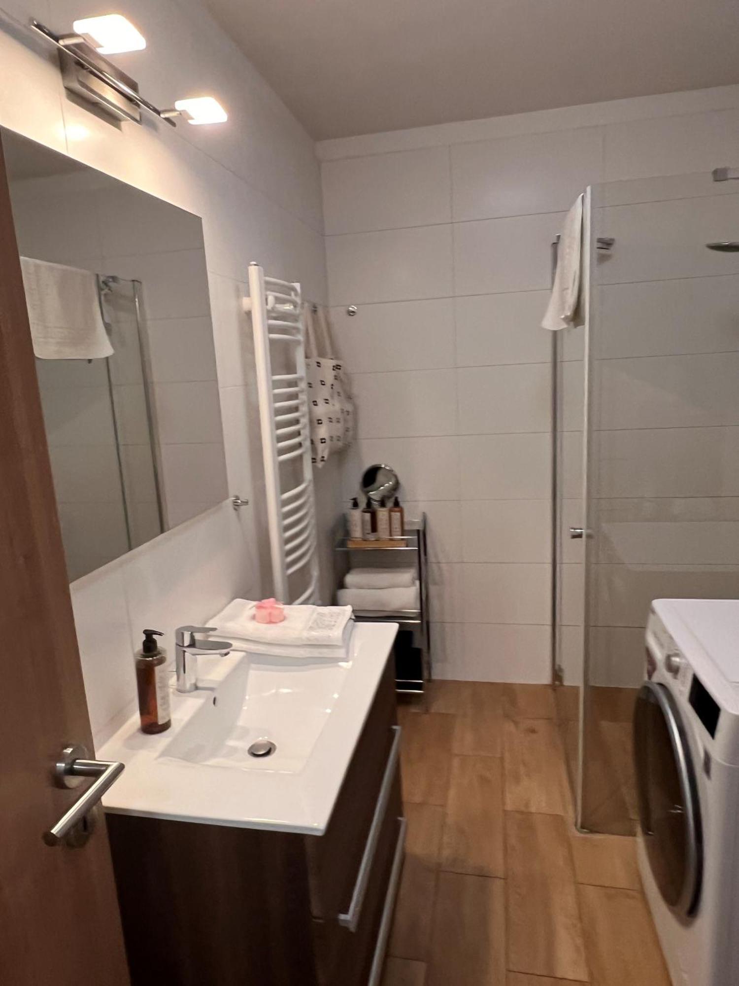 Luxe Central Studio With Pool, Parking & Ac 부다페스트 외부 사진